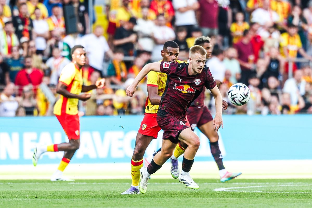 Arthur VERMEEREN (RB Leipzig) poursuivi par Andy DIOUF (RC Lens)
