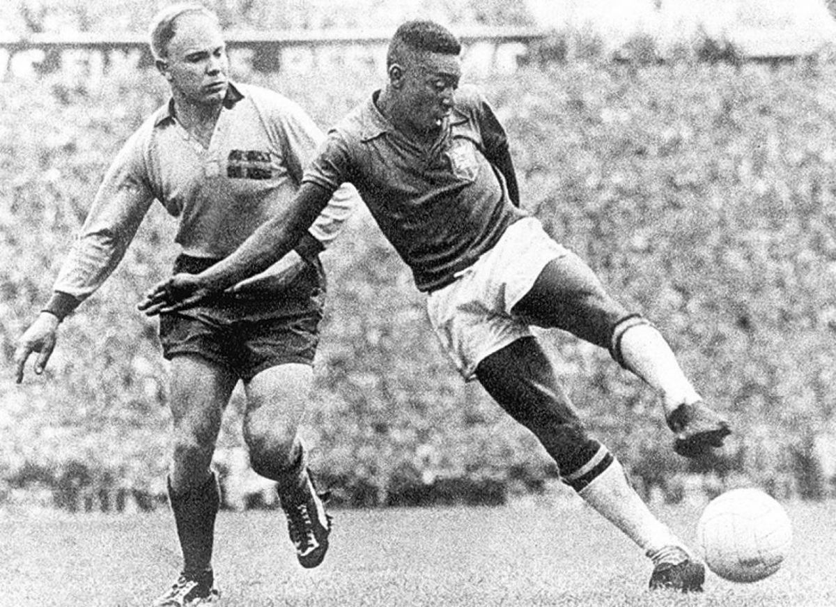 Pelé en action contre un Suédois lors de la finale de la Coupe du monde à Stockholm en 1958